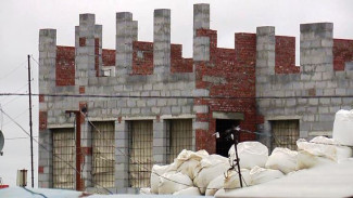 Строительство Антипаютинского детского сада восстановлено: с подрядчиками пообщался глава Тазовского района