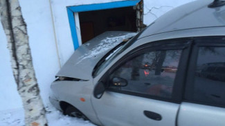 В Тарко-Сале легковой автомобиль протаранил окно квартиры