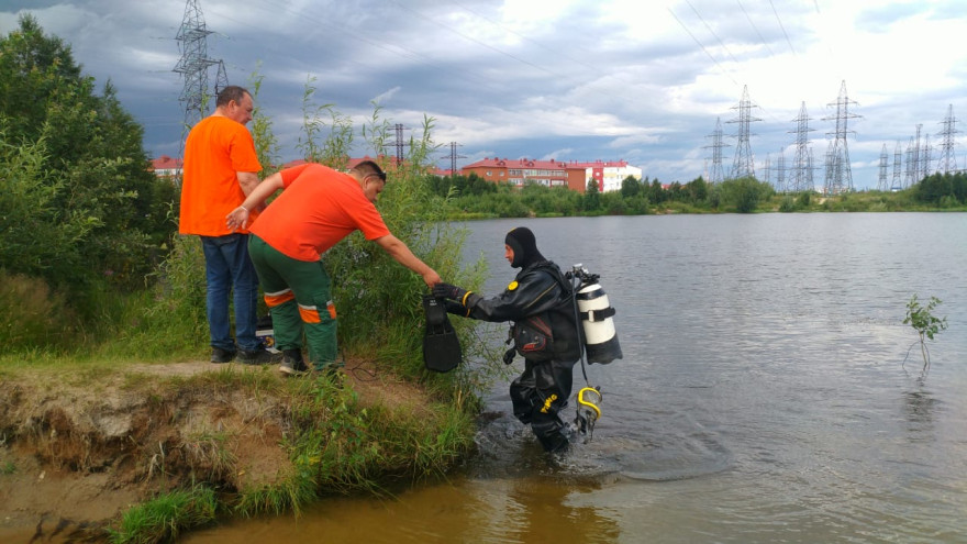 Со дна озера в Ноябрьске спасатели подняли тело пропавшего мужчины