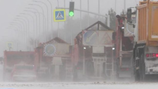 Огромные сугробы и заносы: дорожники Ноябрьска усиленно борются с последствиями снегопада