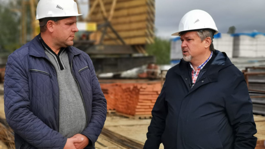 Виктор Казарин проинспектировал объекты национальных проектов в Губкинском