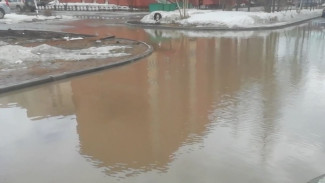Новый Уренгой поплыл: дворы города затопило талыми водами