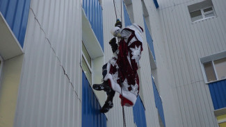 «Десант Дедов Морозов» спустился с крыши надымской больницы к маленьким пациентам 