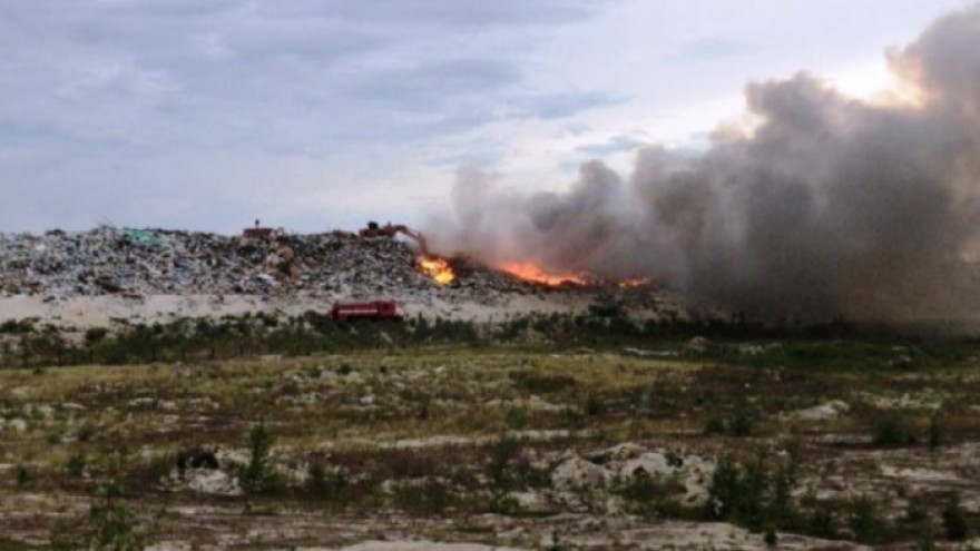 В Новом Уренгое горел полигон ТБО. Более 7 часов пожарные тушили огонь