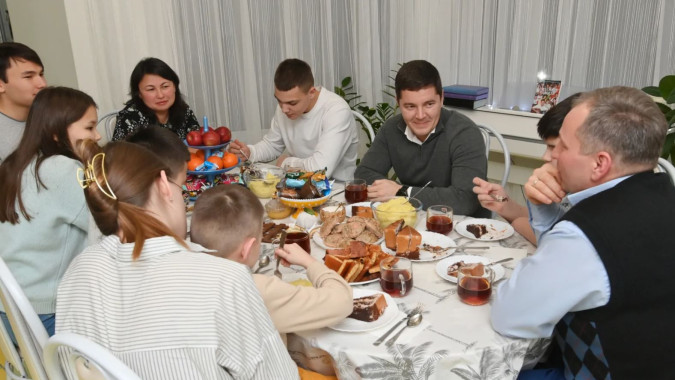 Дмитрий Артюхов навестил семью, в которой воспитывается ребенок из Донбасса