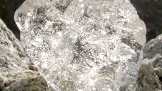 Возможно, это алмаз! Ученые нашли в челябинском метеорите удивительный кристалл