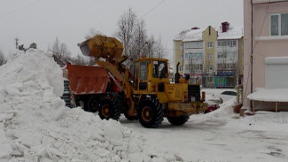 Битва с сугробами: коммунальщики Ноябрьска работают в авральном режиме