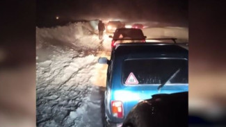 На Ямале десятки автомобилей попали в снежный плен