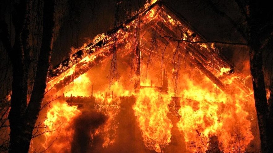Ночной пожар на Ямале полностью уничтожил жилой дом