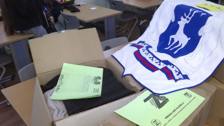 Сила в единстве: в Лабытнанги студенты колледжа собирали посылку для бойцов СВО