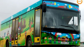 На дорогах Ноябрьска появился автобус с изображениями героев мультфильмов