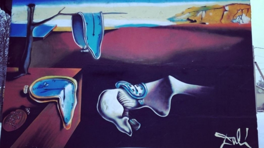 Ямалец изобразил копию полотна Сальвадора Дали на торце обычного гаража