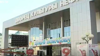 В Губкинском заканчивают установку светодиодного экрана у дворца культуры «Нефтяник» 
