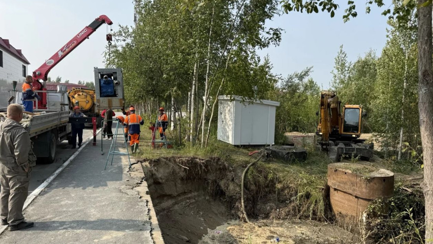 Ремонт на водопроводе в Ноябрьске: специалисты меняют повреждённый участок сети