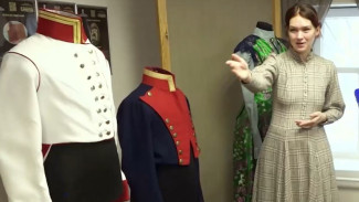 Уже около 20 лет жительница Тюмени шьет старинные платья и создает аксессуары