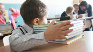 «Учебников хватит всем»: в школах Шурышкарского района началась выдача книг