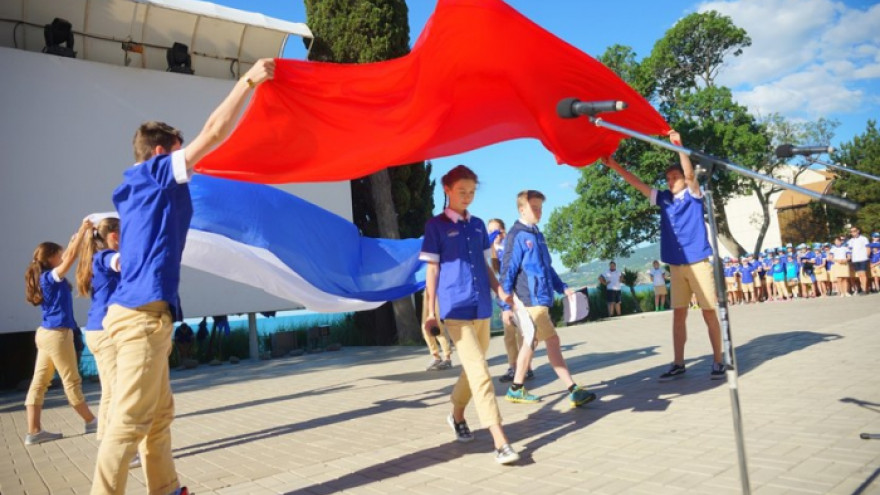 Ямальские дети отмечают День России в легендарном Артеке
