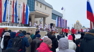 «Zа Мир! Zа Россию!»: как в Салехарде отмечают День воссоединения Крыма с Россией