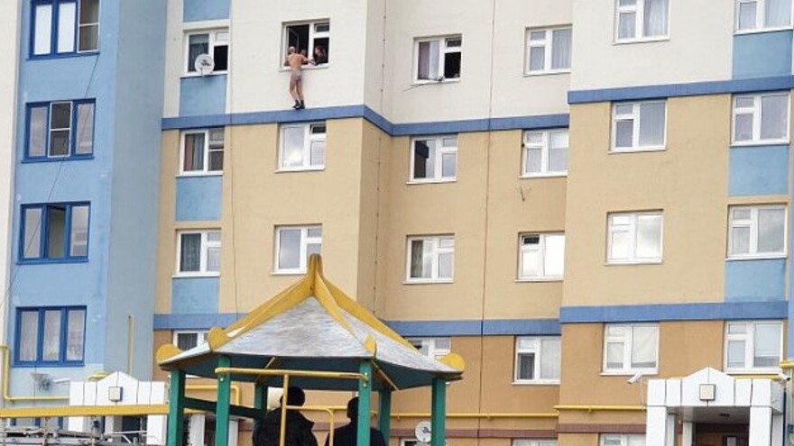 В Салехарде из окна 5 этажа пытался выпрыгнуть мужчина