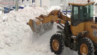 В Тазовском приступили к плановой очистке территории от снега