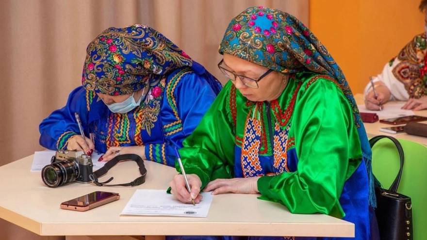 На Ямале пишущим на языках КМНС авторам присудят губернаторские гранты 