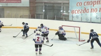 Ледовое противостояние: в селе Мужи прошла первая игра Ночной хоккейной лиги