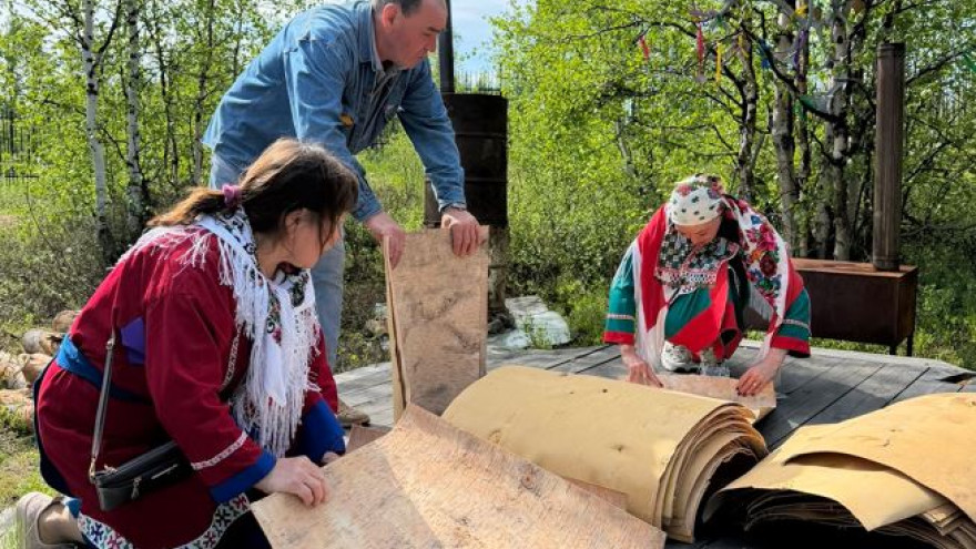 В этнопарке Горнокнязевска начались мастер-классы по созданию берестяных полотнищ для чума