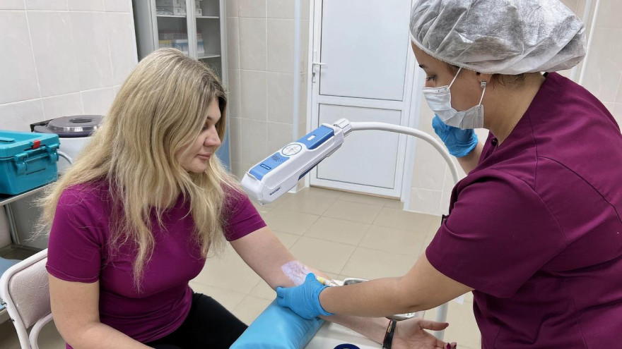 Сдача крови станет комфортнее: больницы округа получили 125 визуализаторов вен