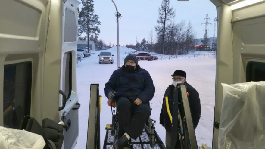 На Ямале организовали бесплатное соцтакси до работы для инвалидов-колясочников