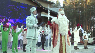 Его помнят весь год и очень ждут: как Дед Мороз отметил день рождения и что готовят к его приезду в городах Ямала