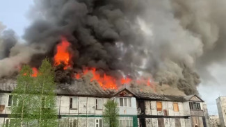 Мощный пожар охватил жилой дом в Ноябрьске