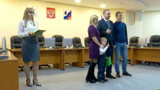 Молодые семьи Губкинского получили сертификаты на покупку жилья