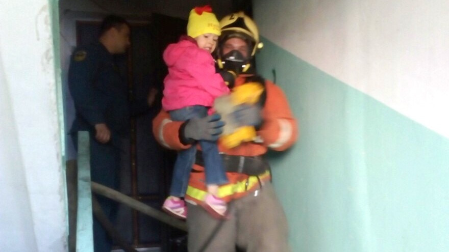 В Надыме из пожара в жилом доме были спасены двое детей