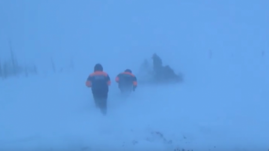 Спасатели нашли и эвакуировали двоих рыбаков, у которых сломался снегоход в районе Обской губы