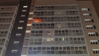 В Новом Уренгое в разгар празднования Нового года загорелся 12-этажный дом