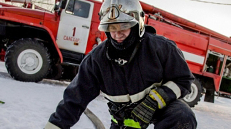 В Салехарде пожарные спасли пенсионера из горящего дома