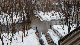 В Новом Уренгое двор по ул. Сибирской превратился в один большой водоем. «Ему уже пора свое название дать»