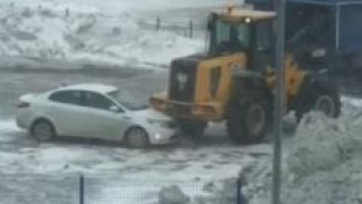 В Салехарде легковушка столкнулась со снегоуборочным трактором 