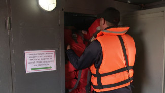 Запертые на замок спасательные жилеты встревожили пассажиров переправы Салехард - Лабытнанги 