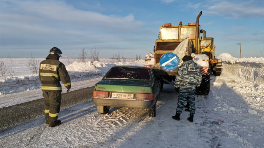 На Ямале отечественная легковушка не поделила дорогу с трактором