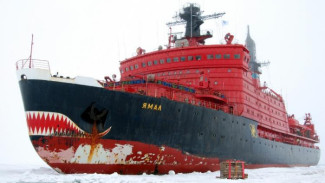 Ледокол «Ямал» помог боевым кораблям преодолеть моря Северного Ледовитого океана