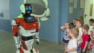 Цифровой воспитатель: в детский сад Нового Уренгоя трудоустроили робота
