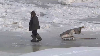 Рыбалка на неокрепшем льду: спасатели предотвратили трагедию на Амуре