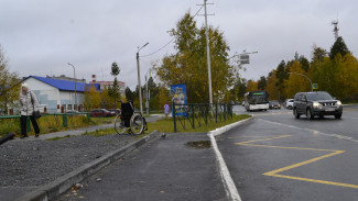 В Ноябрьске инвалидам не скрыться от дождя в ожидании транспорта
