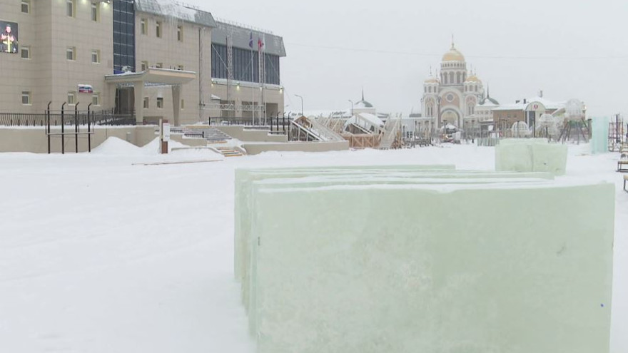 В Салехарде на реке Полябта заготавливают лед для новогодних городков