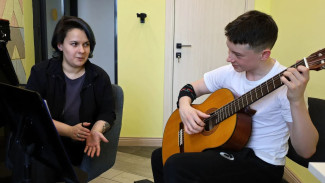 Студентки Гнесинки учат юных салехардцев музыке