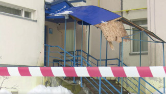 Чем опасна весна на Ямале: закрытые дороги и ледяные глыбы с крыш