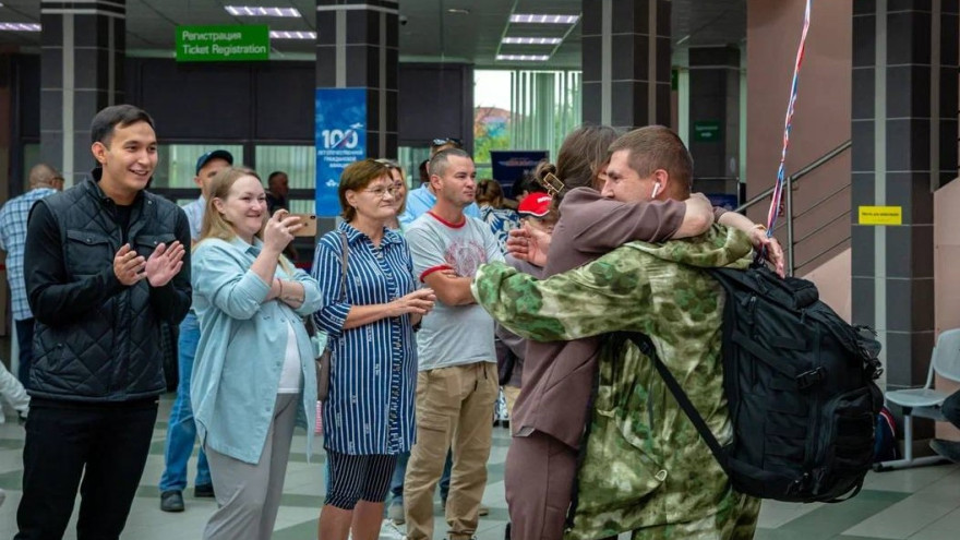 В Салехарде встретили прибывшего в отпуск бойца батальона «Кедр»