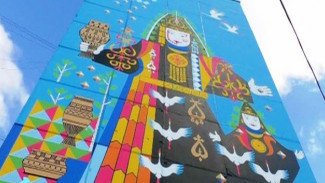 В Якутске один из домов украсил новый стрит-арт, посвященный богине плодородия Айыыhыт