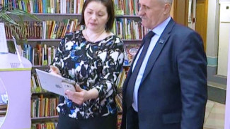 Парламентский час и несколько подарков: библиотеку Губкинского посетил Валерий Степанченко